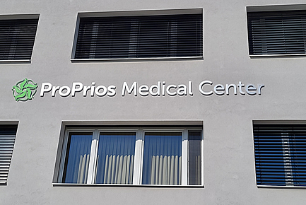 3D plastové logo s kovovým efektom